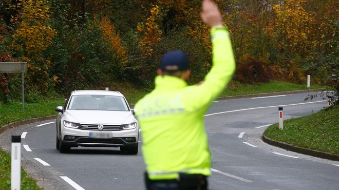 Policisti bodo ves teden poostreno prežali na voznike (poglejte, kaj preverjajo) (foto: Srdjan Zivulovic/Bobo)