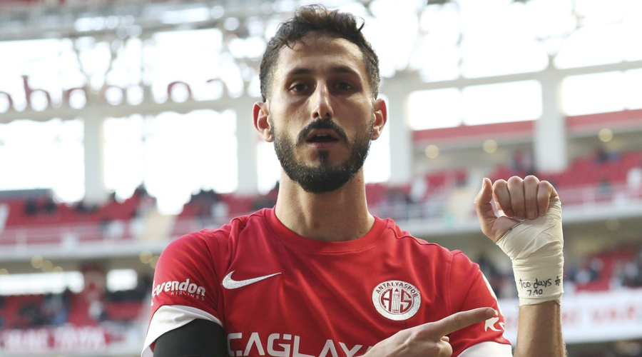 Nogometaš zabil gol in razbesnel milijone: policija ga je aretirala, vsi govorijo o sporočilu na njegovi roki (FOTO) (foto: Profimedia)