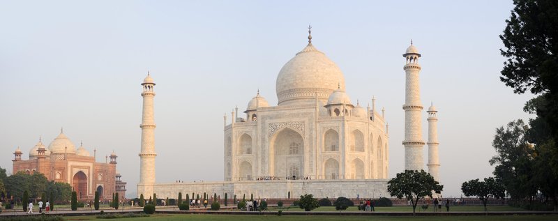 Mavzolej Tadž Mahal se uvršča med svetovna čudesa.