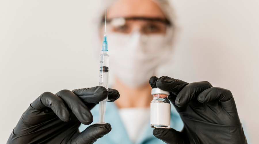 Nova znanstvena raziskava dokazuje: če bi med epidemijo proti covidu-19 cepili več ljudi, bi rešili na tisoče življenj (foto: Profimedia)