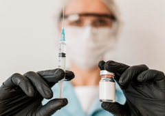 Nova znanstvena raziskava dokazuje: če bi med epidemijo proti covidu-19 cepili več ljudi, bi rešili na tisoče življenj