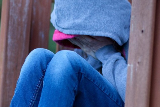 deklica policist napad žalost