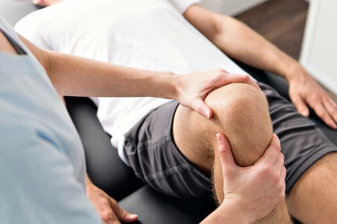 Škandal v slovenskem zdravstvu: v javni ordinaciji starše silil v sporne metode in zahteval gotovino "na roko"