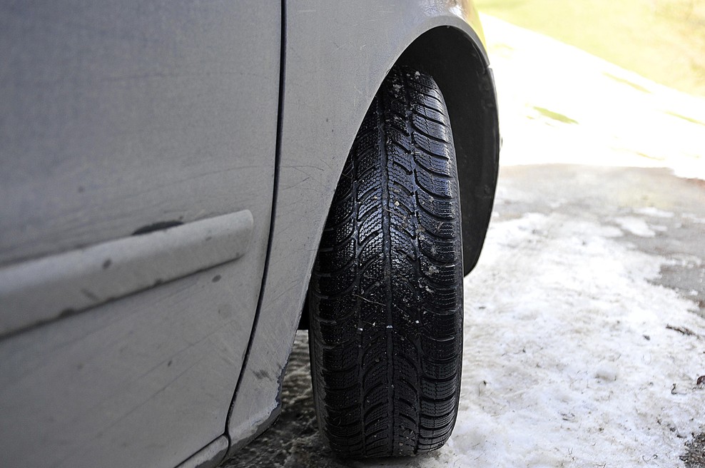 Vozniki, pozor! Dan, ko moramo naša vozila opremiti z zimskimi pnevmatikami, je tik za vogalom (foto: Borut Živulovič/Bobo)
