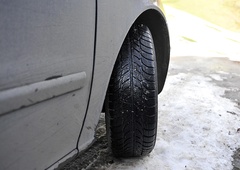 Vozniki, pozor! Dan, ko moramo naša vozila opremiti z zimskimi pnevmatikami, je tik za vogalom