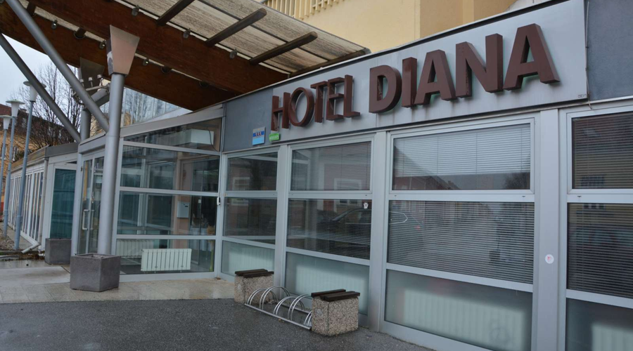 Govorice, ki so vznemirile prebivalce Murske Sobote: bodo v nekdanji hotel sredi mesta res naselili migrante? (foto: Marjan Maučec/STA)
