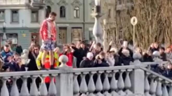 VIDEO: Priljubljeni radijski voditelj izpolnil obljubo in pred navdušeno množico skočil v ledeno Ljubljanico (foto: Uredništvo)