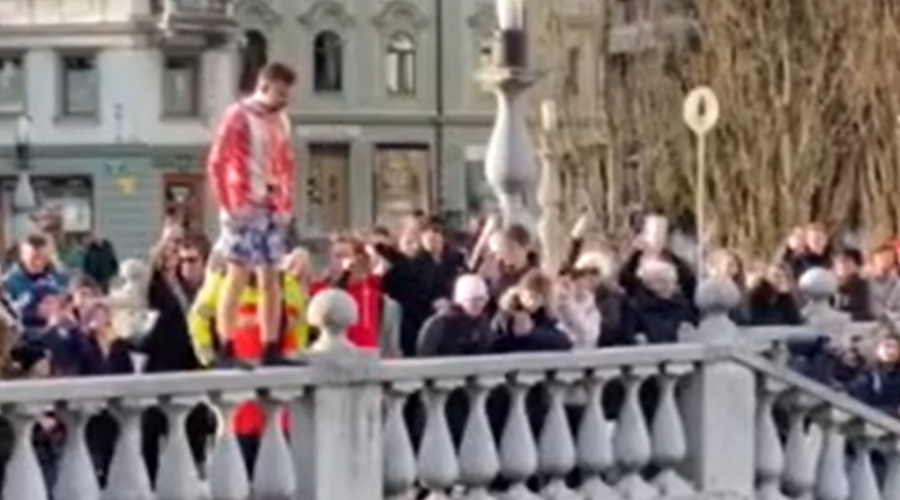 VIDEO: Priljubljeni radijski voditelj izpolnil obljubo in pred navdušeno množico skočil v ledeno Ljubljanico (foto: Uredništvo)