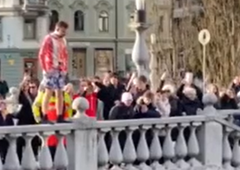 VIDEO: Matic Herceg izpolnil obljubo in pred navdušeno množico skočil v ledeno Ljubljanico