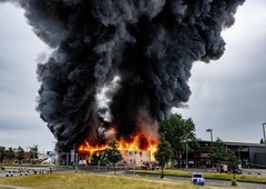 V tovarni za proizvodnjo pirotehnike odjeknila eksplozija: najmanj en mrtev