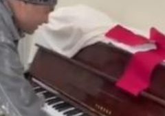 Video, ki je obnorel splet: delavci prenavljali stanovanje v Sloveniji, naleteli na klavir in ... Šaban Šaulić!