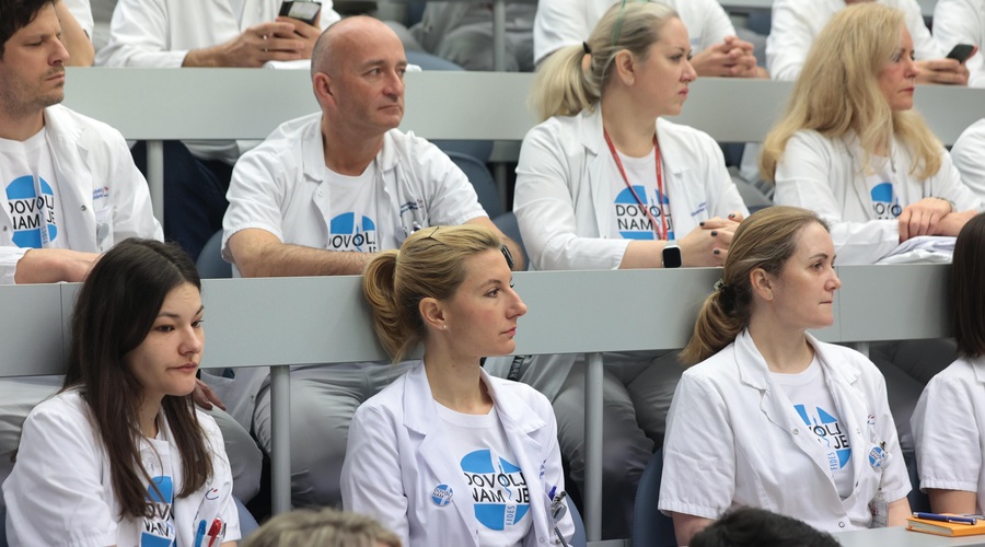 Vsako naše upanje o dogovoru je padlo v vodo: zdravniška stavka se zaostruje (foto: Bobo)