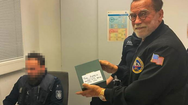 Arnolda Schwarzeneggerja pridržali na nemškem letališču: obtožili so ga kršenja davčne zakonodaje (foto: X/journaIite)