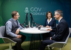 Takšne voditelje iščejo za vladni podkast: pičlih 50 minut dela za zajeten kup denarja (prvi bo dobil 500 evrov!)