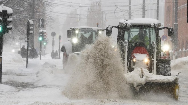 Si predstavljate, da bi bilo tako pri nas?! Avtomobili skriti pod gromozanskimi kupi snega, na termometru pa ... (VIDEO) (foto: Profimedia)