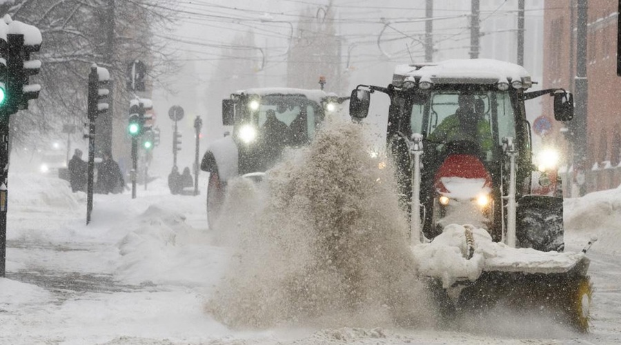 Si predstavljate, da bi bilo tako pri nas?! Avtomobili skriti pod gromozanskimi kupi snega, na termometru pa ... (VIDEO) (foto: Profimedia)