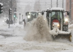 Si predstavljate, da bi bilo tako pri nas?! Avtomobili skriti pod gromozanskimi kupi snega, na termometru pa ... (VIDEO)
