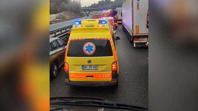Huda prometna nesreča na pomurski avtocesti, reševalni konvoj pa obstal: tokrat niso bili krivi vozniki, ampak ... (VIDEO) (foto: X/Reševalni pas)