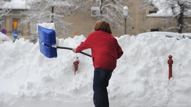 Vremenoslovci opozarjajo: pripravite lopate, prihaja sneg (foto: Bor Slana/Bobo)