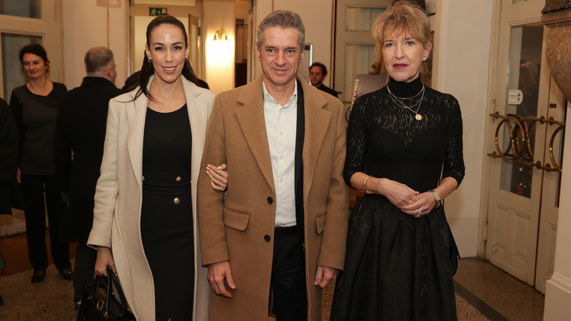 Na premieri Molierovega Skopuha sta se premier Robert Golob in njegova izbranka Tina Gaber družila z ravnateljico SNG Drama Ljubljana Vesno Jurca Tadel.