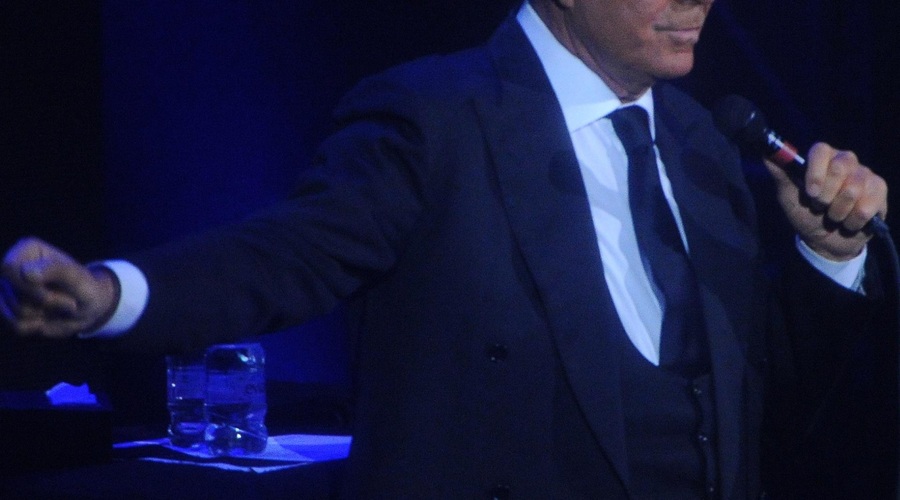 Svetovno znan pevec pridržan na letališču: v prtljagi je imel 42 kilogramov ... hrane (foto: Profimedia)