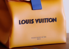 "Vrečka za sendvič" za 3000 evrov: še ena bizarna modna domislica, ki je razdelila splet