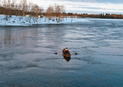 Ribič iz vode potegnil človeško nogo: policija zdaj že več dni iz jezera pobira dele trupla
