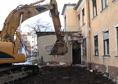 Rušenje infekcijskega oddelka UKC Maribor: "Upamo, da se bo gradilo novo tako hitro, kot se ruši staro"