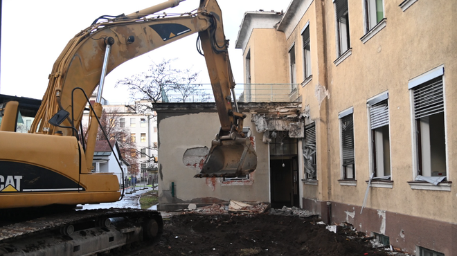 Rušenje infekcijskega oddelka UKC Maribor: "Upamo, da se bo gradilo novo tako hitro, kot se ruši staro" (foto: Posnetek zaslona/Facebook profil UKC Maribor)