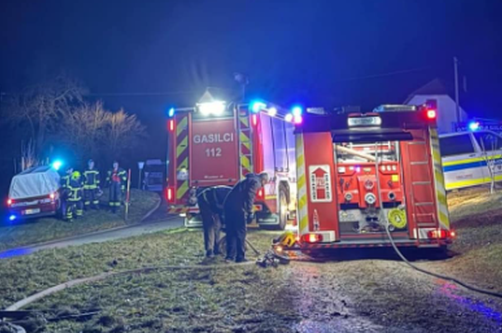 Ognjeni zublji zajeli hišo in osebno vozilo (kaj se je zgodilo?) (foto: Posnetek zaslona/Facebook profil PGD Mirna peč)
