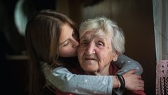 To so 3 napake, ki jih počnejo problematične babice in dedki: z njimi ob živce spravljajo tako starše kot vnuke
