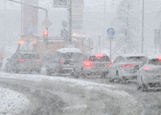 Več deset prometnih nesreč, podrta drevesa, vozniki, ki ne upoštevajo navodil: sneženje po državi povzroča velike težave
