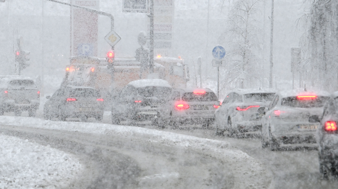 Več deset prometnih nesreč, podrta drevesa, vozniki, ki ne upoštevajo navodil: sneženje po državi povzroča velike težave (foto: Žiga Živulovič jr./Bobo)