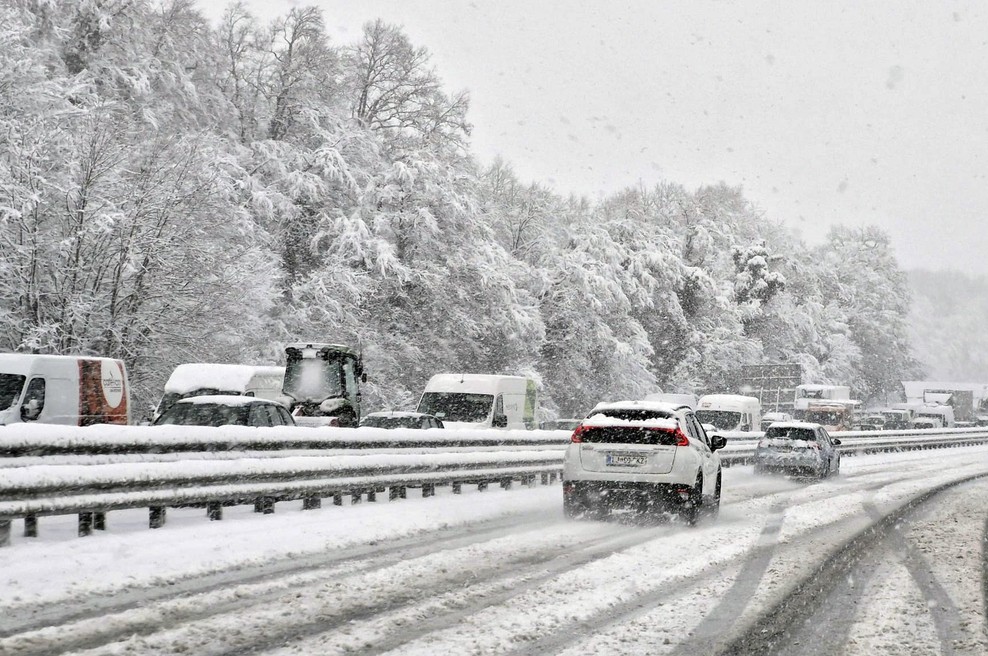 Pozor! Ceste zaprte zaradi snežnih razmer, zamude tudi v železniškem prometu (foto: Bobo)