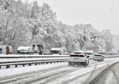 Pozor! Ceste zaprte zaradi snežnih razmer, zamude tudi v železniškem prometu
