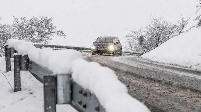 Slovenija v primežu snežnih padavin: preverite ključne nasvete za varno vožnjo po zasneženem cestišču (foto: Profimedia)