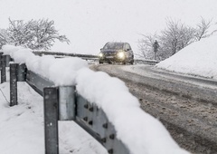 Slovenija v primežu snežnih padavin: preverite ključne nasvete za varno vožnjo po zasneženem cestišču