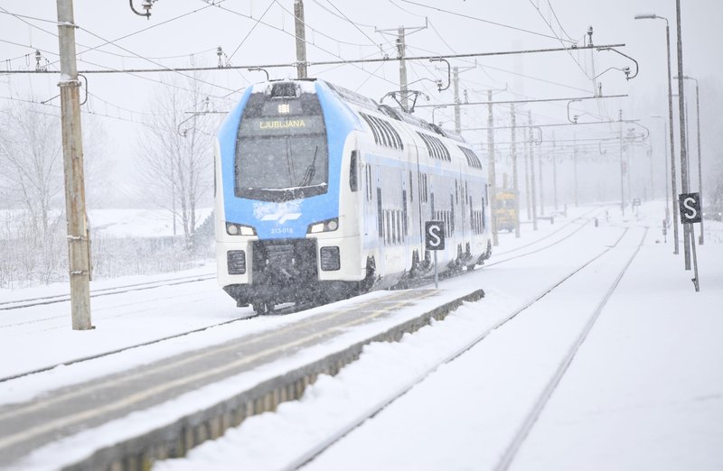 Mestni avtobus je zaradi snega obtičal na tirih, vlak pa je drvel proti njemu.