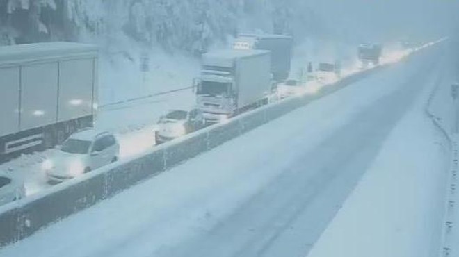 Sneg je ohromil Slovenijo: nastajajo večkilometrski zastoji, razmere se slabšajo iz ure v uro (foto: Facebook/Neurje.si)