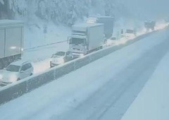 Sneg je ohromil Slovenijo: nastajajo večkilometrski zastoji, razmere se slabšajo iz ure v uro