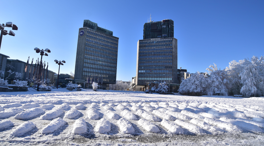 Kaj se dogaja pred parlamentom?! Nekdo si je čez noč dal duška s snegom, poslance zjutraj pričakalo ... (FOTO) (foto: Igor Kupljenik / Bobo)