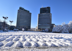 Kaj se dogaja pred parlamentom?! Nekdo si je čez noč dal duška s snegom, poslance zjutraj pričakalo ... (FOTO)