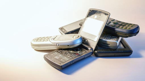 Po 12 letih sprememba na vrhu najbolj priljubljenih mobilnih telefonov (bi uganili, katerega imajo ljudje najraje?)