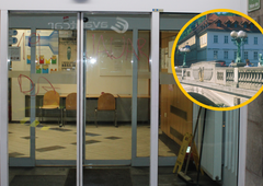 Protestniki, ki razbijajo in uničujejo: škode za več kot 20.000 evrov, poškodovana celo ena največjih znamenitosti Ljubljane