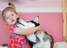 Poglejte to 'ljubko' fotografijo otroka in psa, ki v resnici razkriva izjemno stisko psa