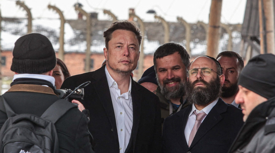 Elon Musk po obtožbah, da podpira antisemitizem, obiskal Auschwitz in bil gost na konferenci o antisemitizmu (foto: Profimedia)