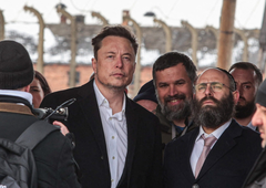 Elon Musk po obtožbah, da podpira antisemitizem, obiskal Auschwitz in bil gost na konferenci o antisemitizmu
