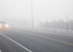 Previdno na cestah: gosta megla zmanjšuje vidljivost, nastajajo zastoji