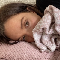 Bolna ženska leži v postelji