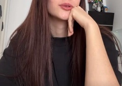 Kaj se dogaja z znano slovensko pevko? Najprej objokana sporočila to, zdaj pa še odpovedala koncert